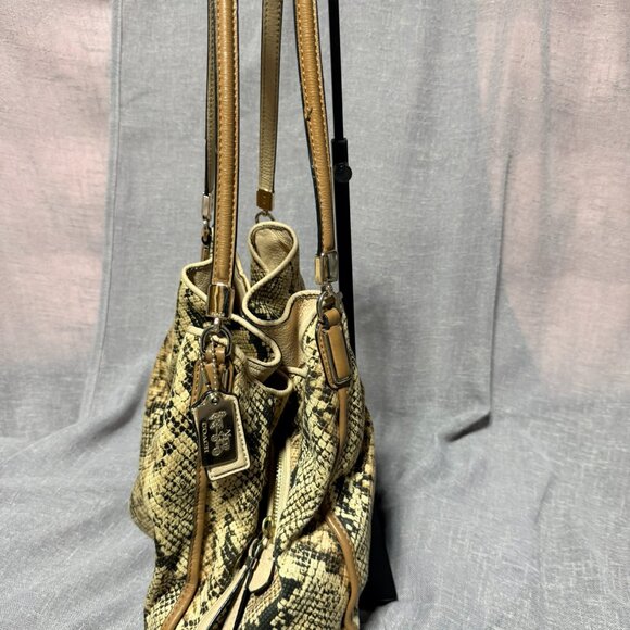 Coach Edie 3-Compartment Shoulder Bag โ Snake Print ๐โจ - Picture 2 of 5